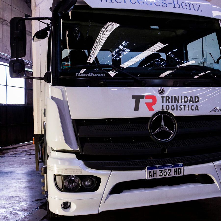 Camión de la flota propia de Trinidad Logística en base operativa