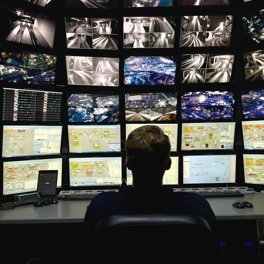 Centro de monitoreo operativo con seguimiento de unidades en tiempo real