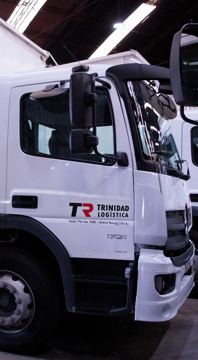 Camión furgón de Trinidad Logística habilitado para el transporte de sustancias alimenticias