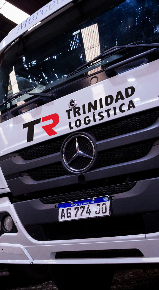 Camiones de larga distancia de Trinidad Logística en base operativa