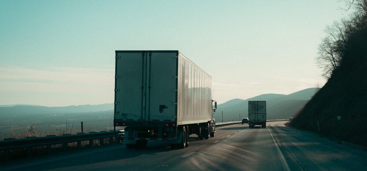 Unidad de transporte circulando en ruta