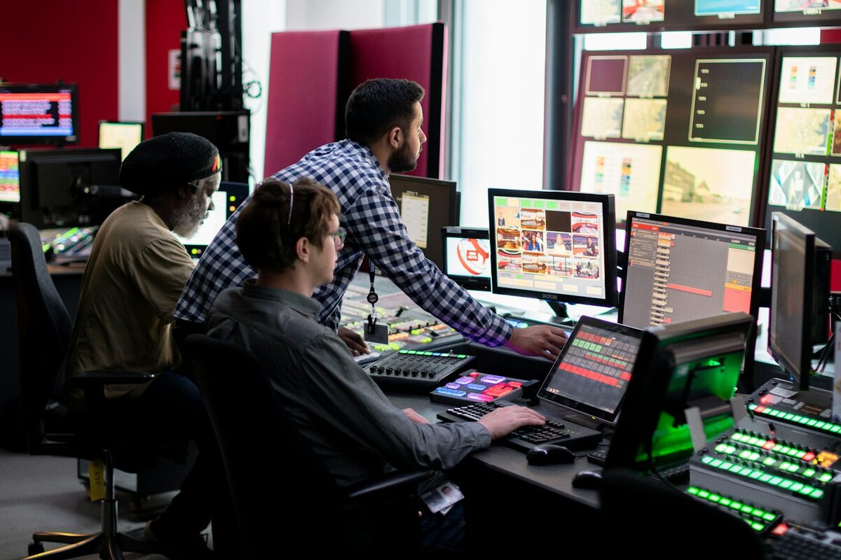 Operadores siguiendo la distribución desde el centro de control